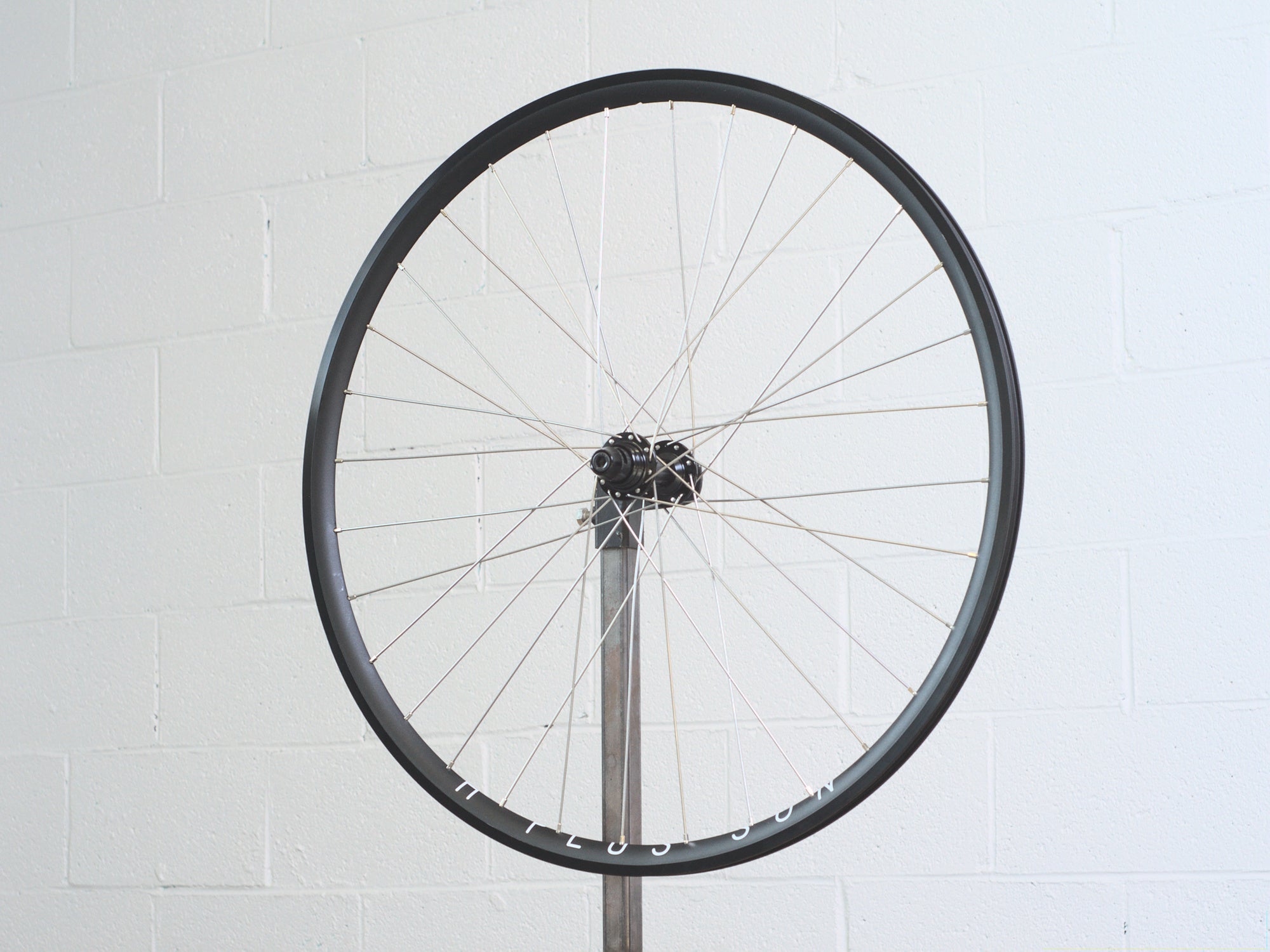 Roue lacée à main - Archetype Bassi Piste