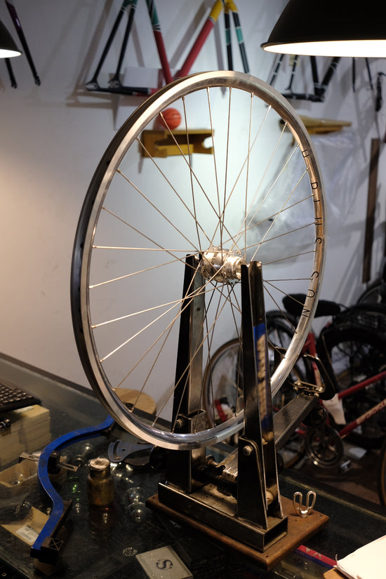 Roue Dynamo montée à main 700C (HPS Archetype, Shutter Precision PL-8)