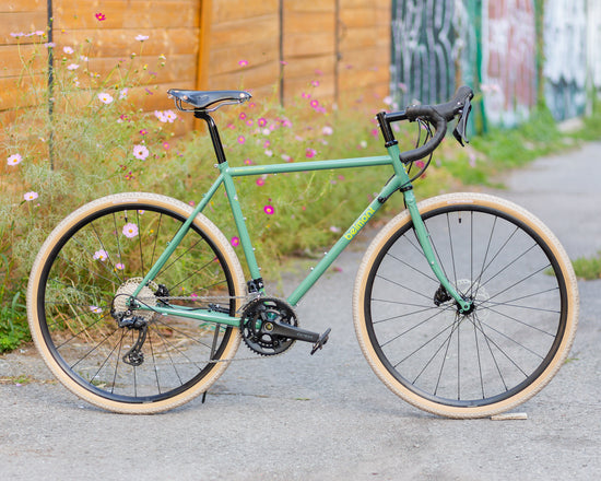 Bassi x Keystone Belmont Complete Bicycle Sauge / Sage M (53.5cm)